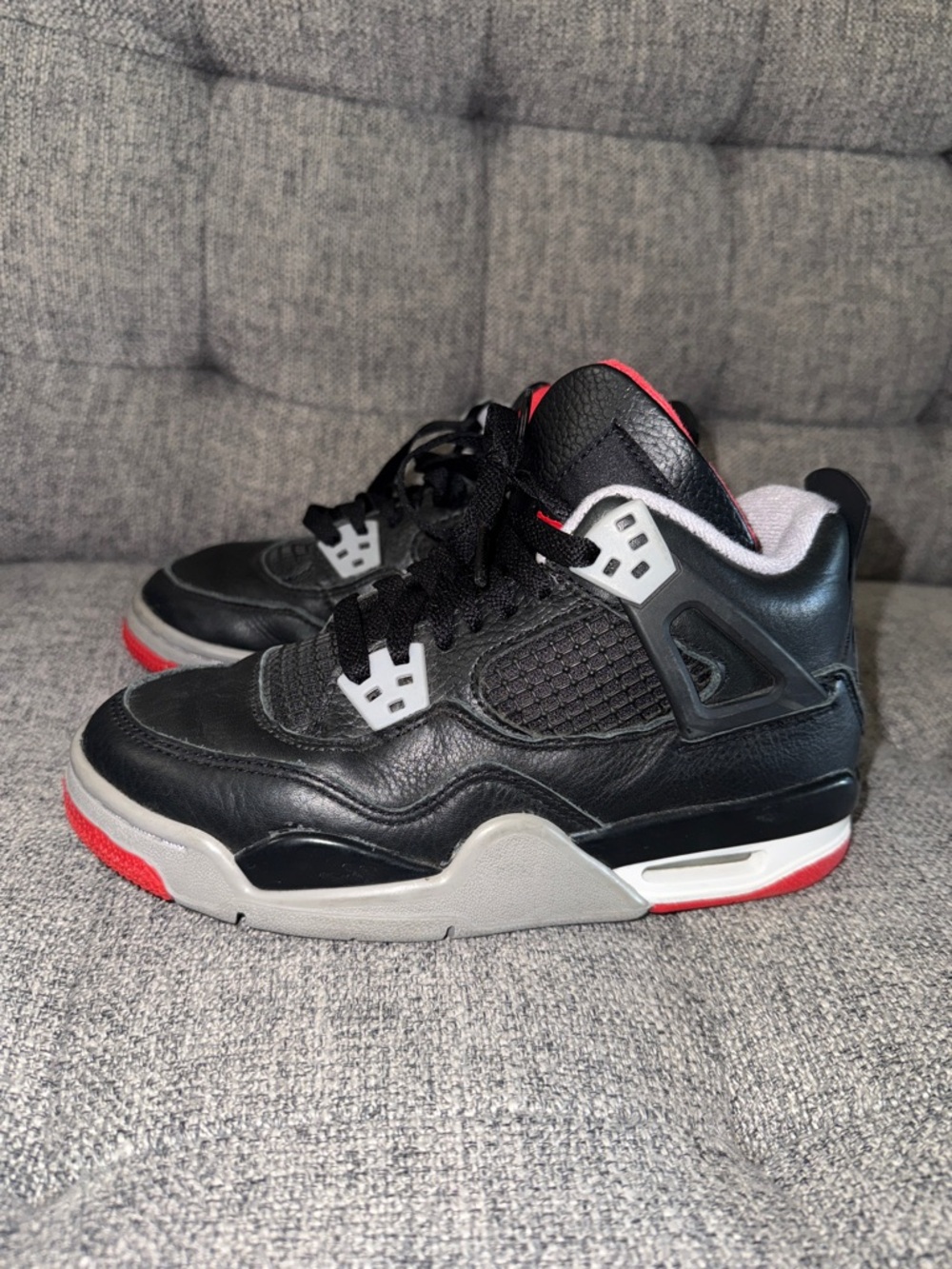 Air Jordan 4 Retro 'Bred Reimagined' a black leather upper boys size 3.5